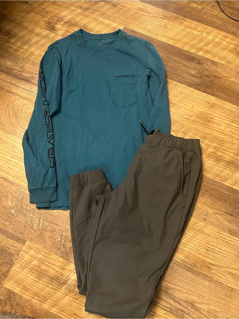 Quiksilver Men's Teal Crewneck Long-Sleeve Pocket Tee & joggers gray M